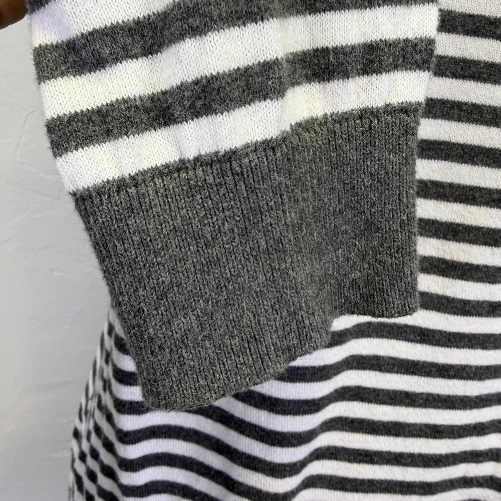 Old Navy Woman's Button Up Sweater‎ Size L Grey White Striped 100% Cotton Staple